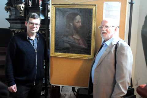 Dr. Adolf Gabler und Torsten Grimm bei der Präsentation des restaurierten Jesusbildes
