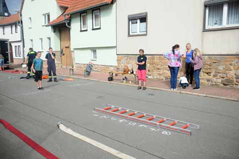 Spiele bei der Feuerwehr zum Dorffest in Haarhausen 2016 Spiele bei der Feuerwehr zum Dorffest in Haarhausen 2016