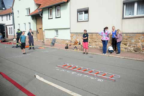 Spiele bei der Feuerwehr zum Dorffest in Haarhausen 2016