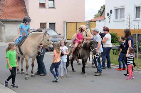 Ponyreiten zum Dorffest in Haarhausen 2016 Ponyreiten zum Dorffest in Haarhausen 2016