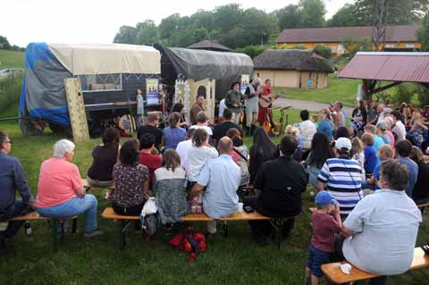 Gruppe "Feuertanz" in Haarhausen an dem Gelände für experimentellen Archäologie