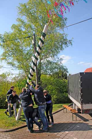 Maibaumsetzen in Haarhausen