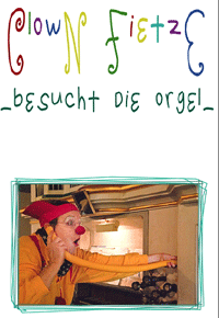 Gabi Damm und Clown Fietze erklären eine Orgel