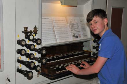 Sebastian Heindl an der Hesse-Orgel in der Dreifaltigkeitskirche Holzhausen 2014