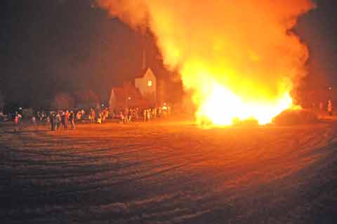 Brauchtumsfeuer in Kornhochheim - Verbrennen der Christbäume 2018