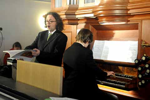 Jörg Reddin und Sebastian Heindl an der Hesse-Orgel zur Orgelweihe in Holzhausen 2017