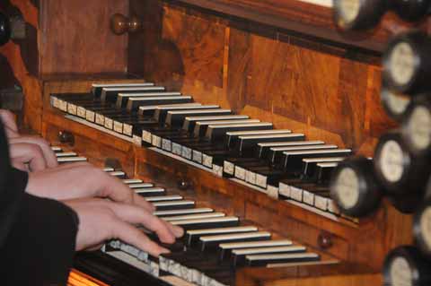 Jörg Reddin und Sebastian Heindl an der Hesse-Orgel zur Orgelweihe in Holzhausen 2017